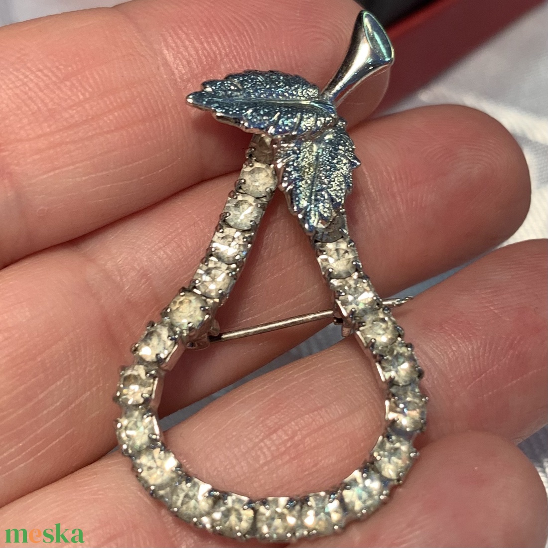 Régi strassz körte csillogó bross, kitűző blúzra, kabátra, női vintage ékszer, antik bross, női pin - ékszer - kitűző és bross - kitűző - Meska.hu Régi strassz körte csillogó bross, kitűző blúzra, kabátra, női vintage ékszer, antik bross, női pin - ékszer - kitűző és bross - kitűző - Meska.hu
