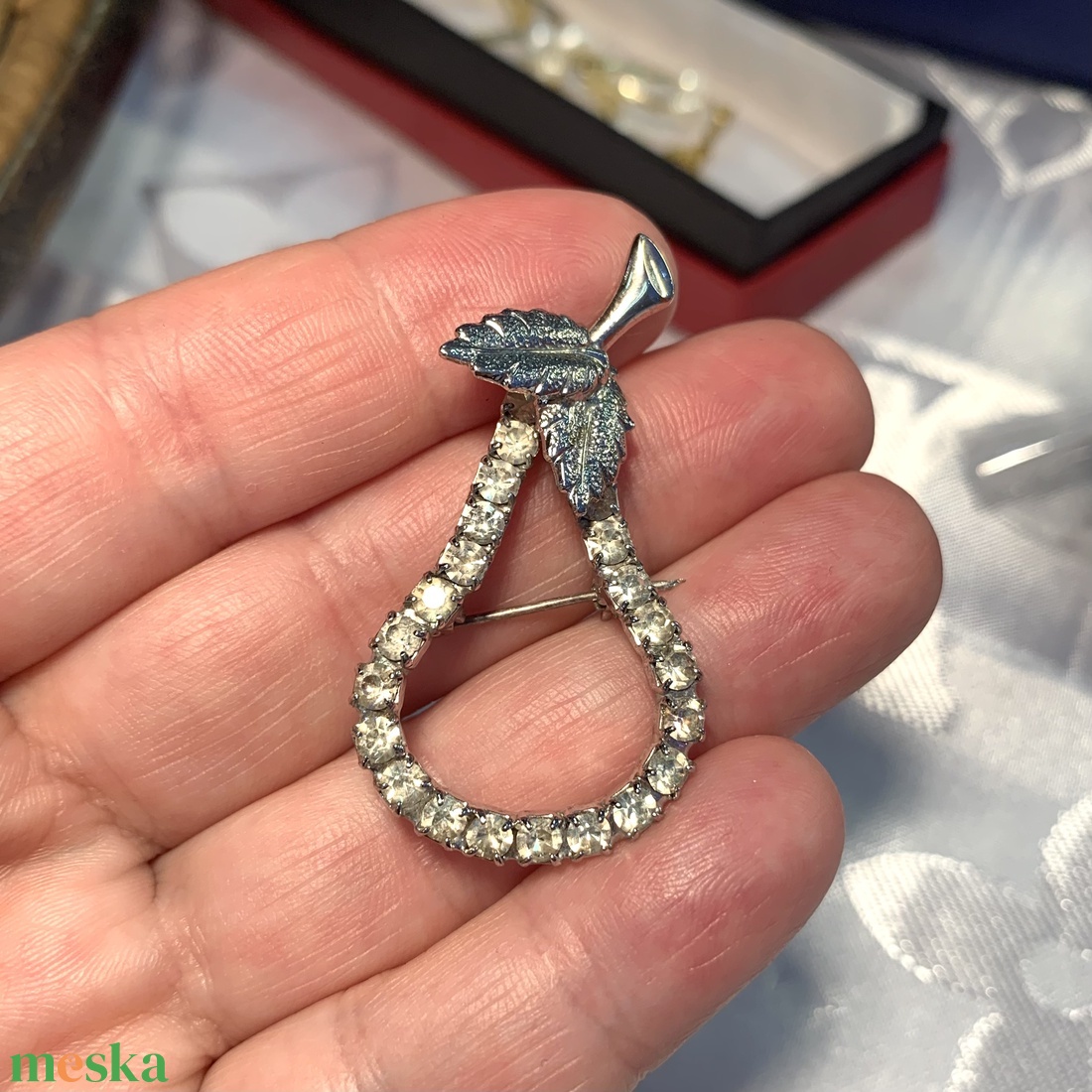 Régi strassz körte csillogó bross, kitűző blúzra, kabátra, női vintage ékszer, antik bross, női pin - ékszer - kitűző és bross - kitűző - Meska.hu Régi strassz körte csillogó bross, kitűző blúzra, kabátra, női vintage ékszer, antik bross, női pin - ékszer - kitűző és bross - kitűző - Meska.hu