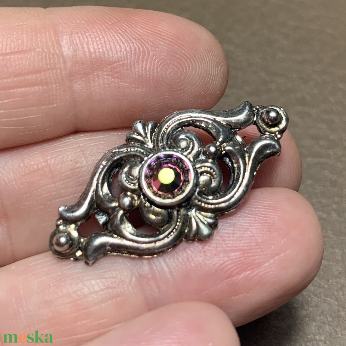 Régi csillogó fém bross, kitűző blúzra, kabátra, női vintage ékszer, antik bross, női pin, köves antik bross  - ékszer - kitűző és bross - Meska.hu