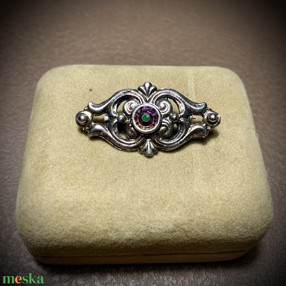 Régi csillogó fém bross, kitűző blúzra, kabátra, női vintage ékszer, antik bross, női pin, köves antik bross  - ékszer - kitűző és bross - Meska.hu