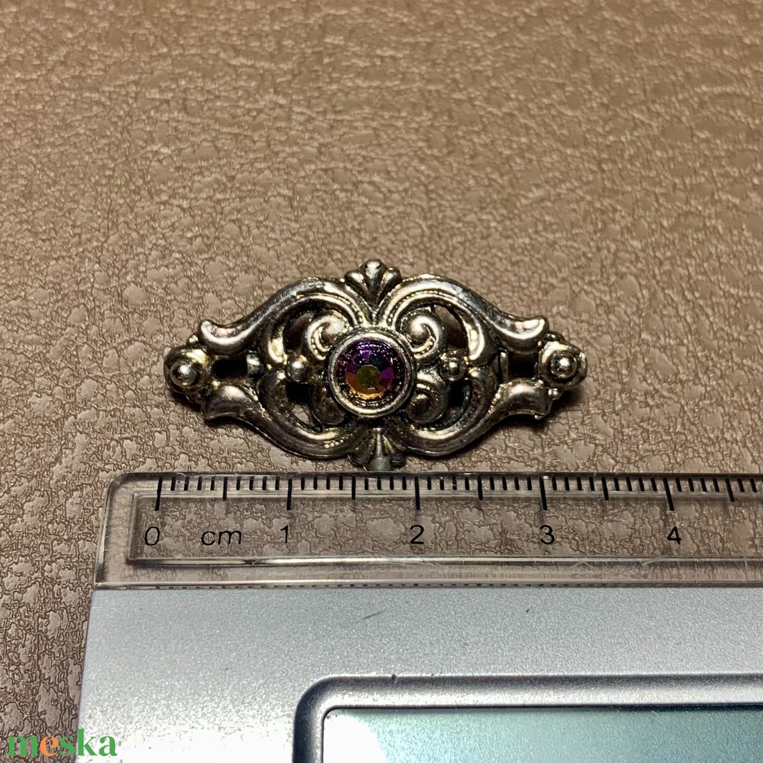 Régi csillogó fém bross, kitűző blúzra, kabátra, női vintage ékszer, antik bross, női pin, köves antik bross  - ékszer - kitűző és bross - Meska.hu