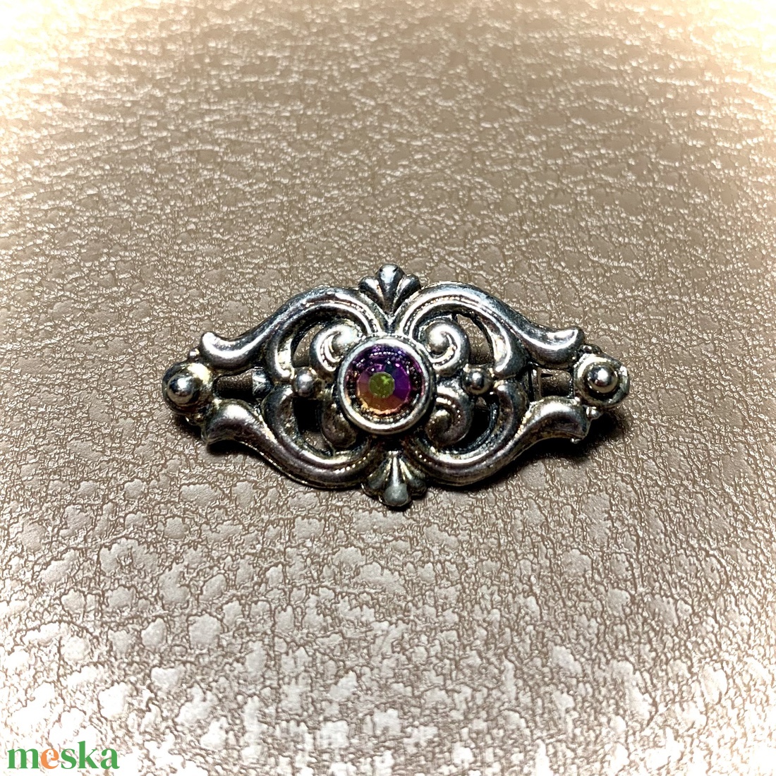 Régi csillogó fém bross, kitűző blúzra, kabátra, női vintage ékszer, antik bross, női pin, köves antik bross  - ékszer - kitűző és bross - Meska.hu