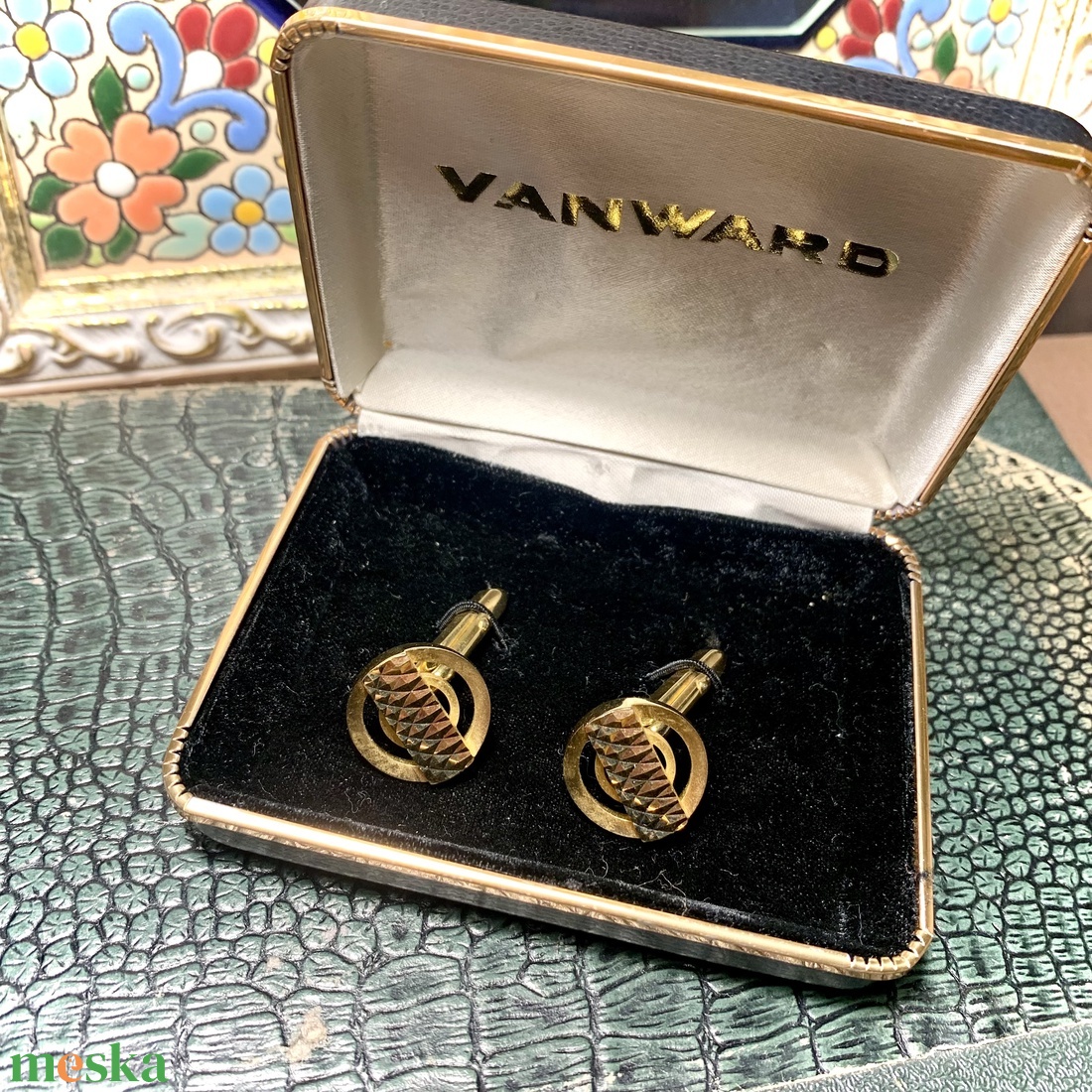 Régi fém mandzsettagomb dobozában a '70-es évekből, retro mandzsetta gomb, vintage mandzsetta, elegáns ajándék férfinak - ékszer - mandzsettagomb és nyakkendőtű - Meska.hu Régi fém mandzsettagomb dobozában a '70-es évekből, retro mandzsetta gomb, vintage mandzsetta, elegáns ajándék férfinak - ékszer - mandzsettagomb és nyakkendőtű - Meska.hu