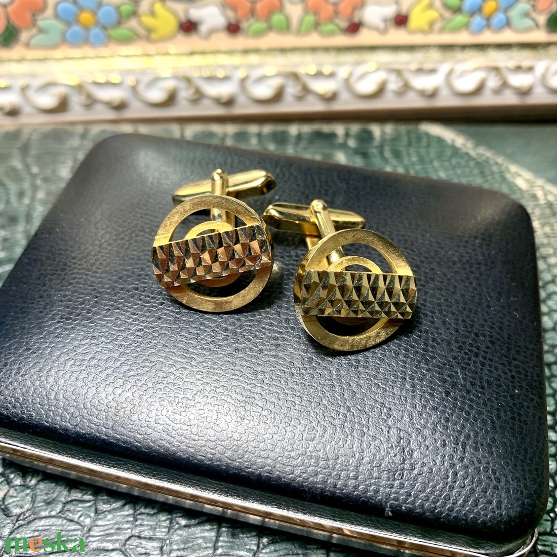 Régi fém mandzsettagomb dobozában a '70-es évekből, retro mandzsetta gomb, vintage mandzsetta, elegáns ajándék férfinak - ékszer - mandzsettagomb és nyakkendőtű - Meska.hu Régi fém mandzsettagomb dobozában a '70-es évekből, retro mandzsetta gomb, vintage mandzsetta, elegáns ajándék férfinak - ékszer - mandzsettagomb és nyakkendőtű - Meska.hu