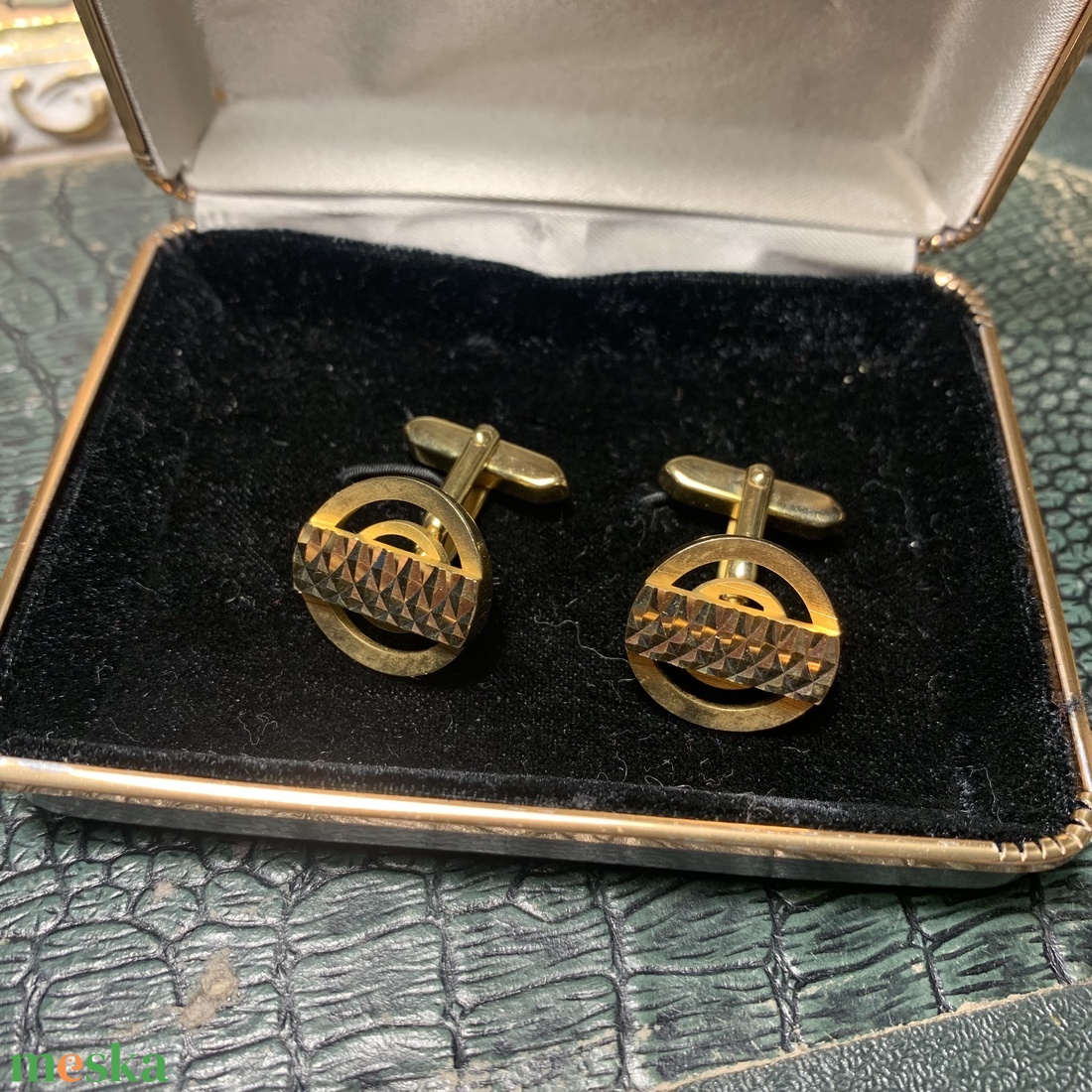Régi fém mandzsettagomb dobozában a '70-es évekből, retro mandzsetta gomb, vintage mandzsetta, elegáns ajándék férfinak - ékszer - mandzsettagomb és nyakkendőtű - Meska.hu Régi fém mandzsettagomb dobozában a '70-es évekből, retro mandzsetta gomb, vintage mandzsetta, elegáns ajándék férfinak - ékszer - mandzsettagomb és nyakkendőtű - Meska.hu
