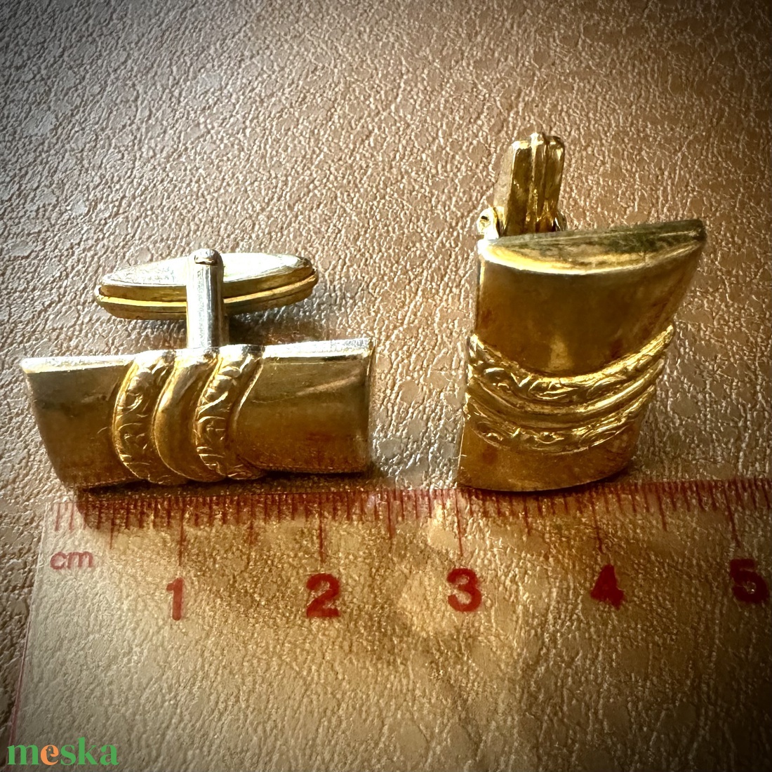 Extravagáns egyedi retro fém mandzsettagomb a '60-as '70-es évekből, csillogó acélból, elegáns ajándéktárgy férfinak! - ékszer - mandzsettagomb és nyakkendőtű - Meska.hu Extravagáns egyedi retro fém mandzsettagomb a '60-as '70-es évekből, csillogó acélból, elegáns ajándéktárgy férfinak! - ékszer - mandzsettagomb és nyakkendőtű - Meska.hu