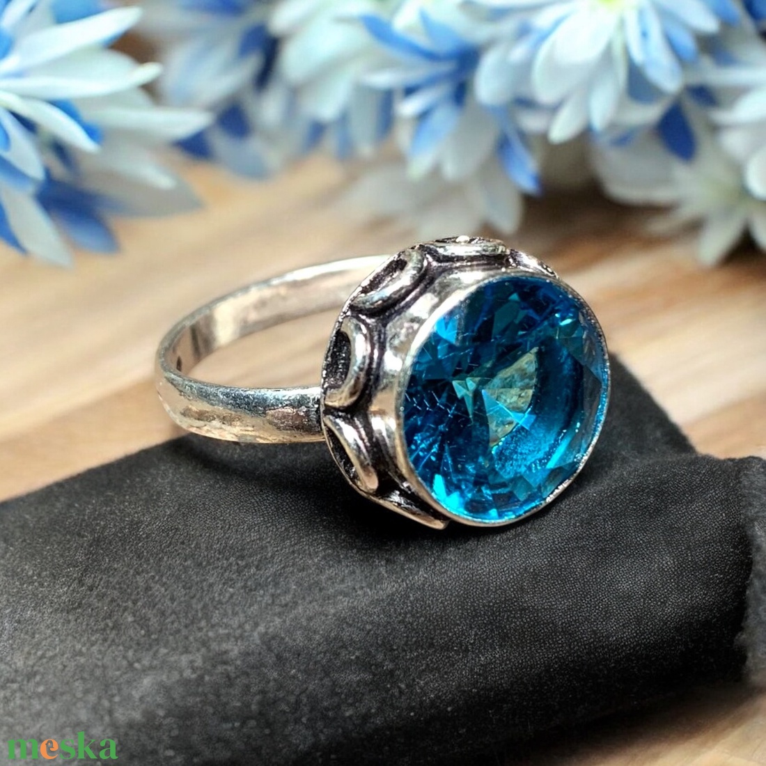 925 ezüstözött gyűrű kék topáz szín kővel 7+3/4-es méret (18 mm átmérő) indiai ezüst színű gyűrű, 56 mm gyűrű körfogat - ékszer - gyűrű - statement gyűrű - Meska.hu 925 ezüstözött gyűrű kék topáz szín kővel 7+3/4-es méret (18 mm átmérő) indiai ezüst színű gyűrű, 56 mm gyűrű körfogat - ékszer - gyűrű - statement gyűrű - Meska.hu