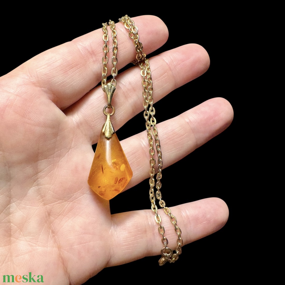 Borostyán nyaklánc, vintage borostyán vagy öntött borostyán medálos arany színű nyaklánc Medál: kb. 3 cm régi borostyán - ékszer - nyaklánc - medál - Meska.hu Borostyán nyaklánc, vintage borostyán vagy öntött borostyán medálos arany színű nyaklánc Medál: kb. 3 cm régi borostyán - ékszer - nyaklánc - medál - Meska.hu