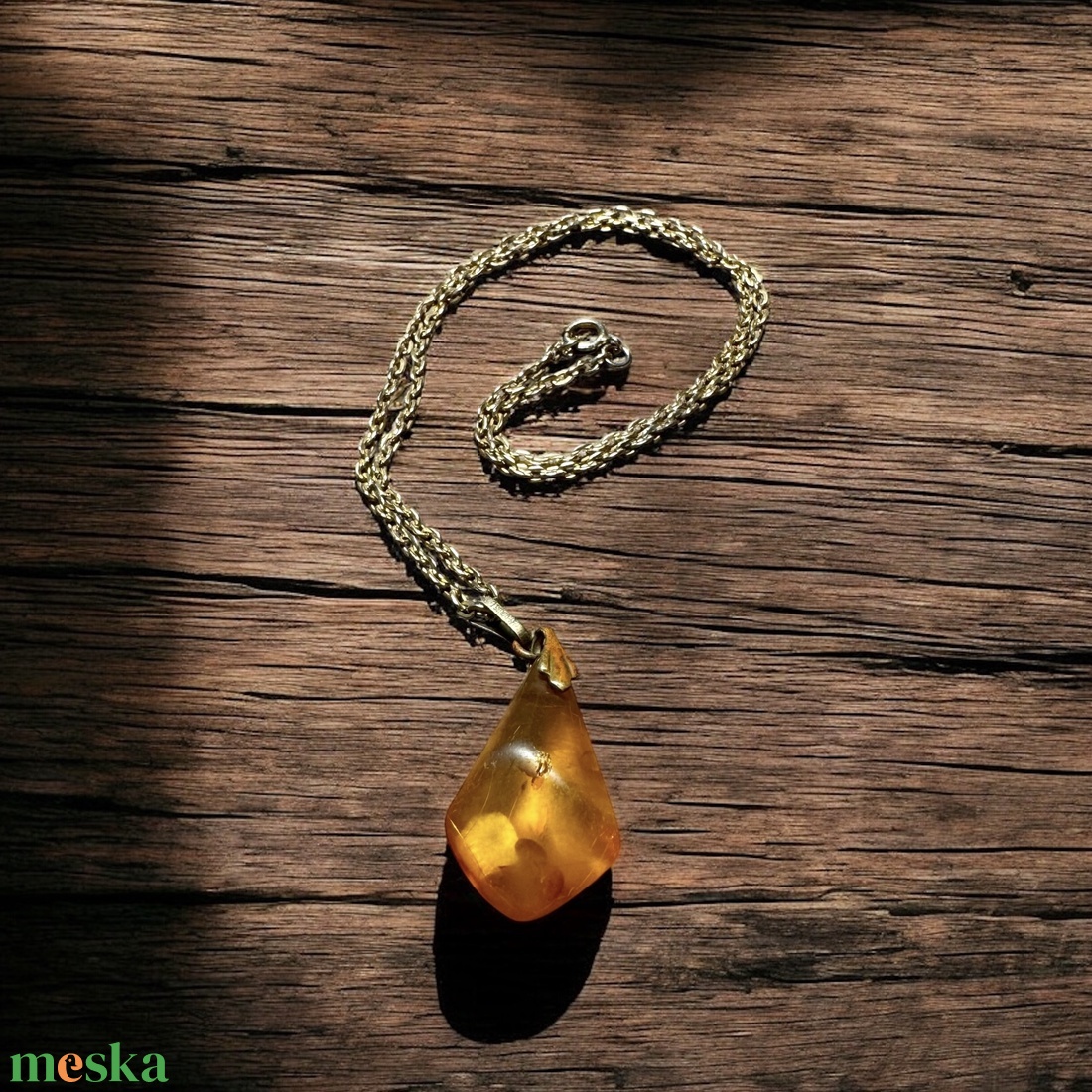Borostyán nyaklánc, vintage borostyán vagy öntött borostyán medálos arany színű nyaklánc Medál: kb. 3 cm régi borostyán - ékszer - nyaklánc - medál - Meska.hu Borostyán nyaklánc, vintage borostyán vagy öntött borostyán medálos arany színű nyaklánc Medál: kb. 3 cm régi borostyán - ékszer - nyaklánc - medál - Meska.hu