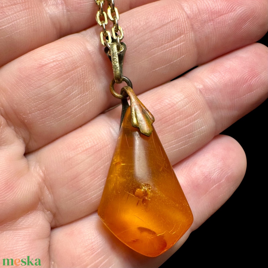 Borostyán nyaklánc, vintage borostyán vagy öntött borostyán medálos arany színű nyaklánc Medál: kb. 3 cm régi borostyán - ékszer - nyaklánc - medál - Meska.hu Borostyán nyaklánc, vintage borostyán vagy öntött borostyán medálos arany színű nyaklánc Medál: kb. 3 cm régi borostyán - ékszer - nyaklánc - medál - Meska.hu