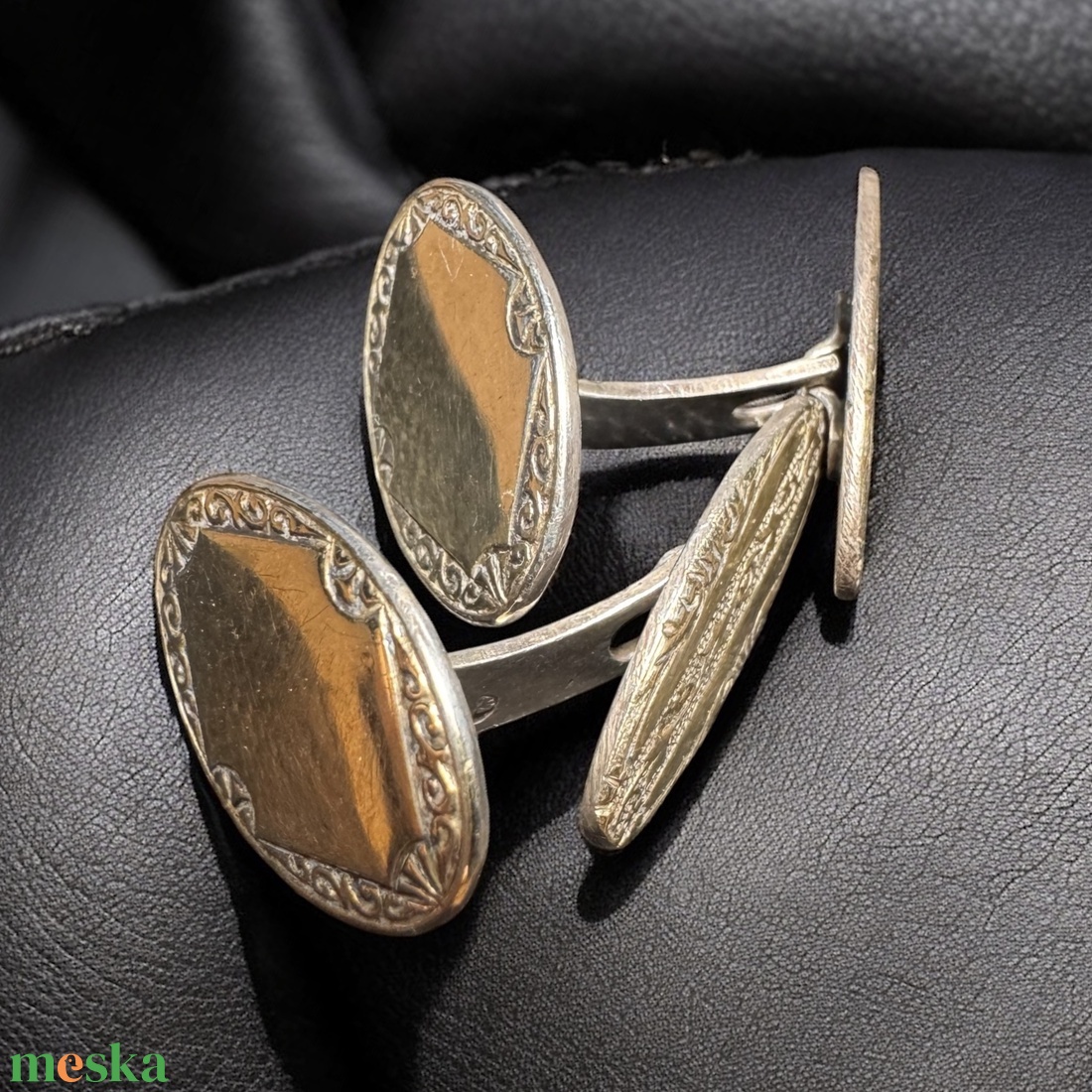 Antik ezüst Art-Deco Gatsby mandzsetták, egyedi fém mandzsettagomb a 1930-a évekből, elegáns ajándéktárgy férfinak! - ékszer - mandzsettagomb és nyakkendőtű - Meska.hu Antik ezüst Art-Deco Gatsby mandzsetták, egyedi fém mandzsettagomb a 1930-a évekből, elegáns ajándéktárgy férfinak! - ékszer - mandzsettagomb és nyakkendőtű - Meska.hu