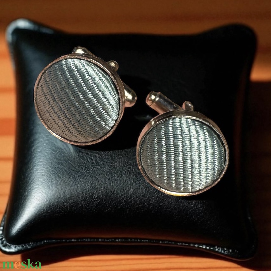 Elegáns selyemmel bevont vintage acél mandzsettagomb a '80-as évekből, mandzsetta, férfi ajándék mandzsetta gomb uraknak - ékszer - mandzsettagomb és nyakkendőtű - Meska.hu Elegáns selyemmel bevont vintage acél mandzsettagomb a '80-as évekből, mandzsetta, férfi ajándék mandzsetta gomb uraknak - ékszer - mandzsettagomb és nyakkendőtű - Meska.hu