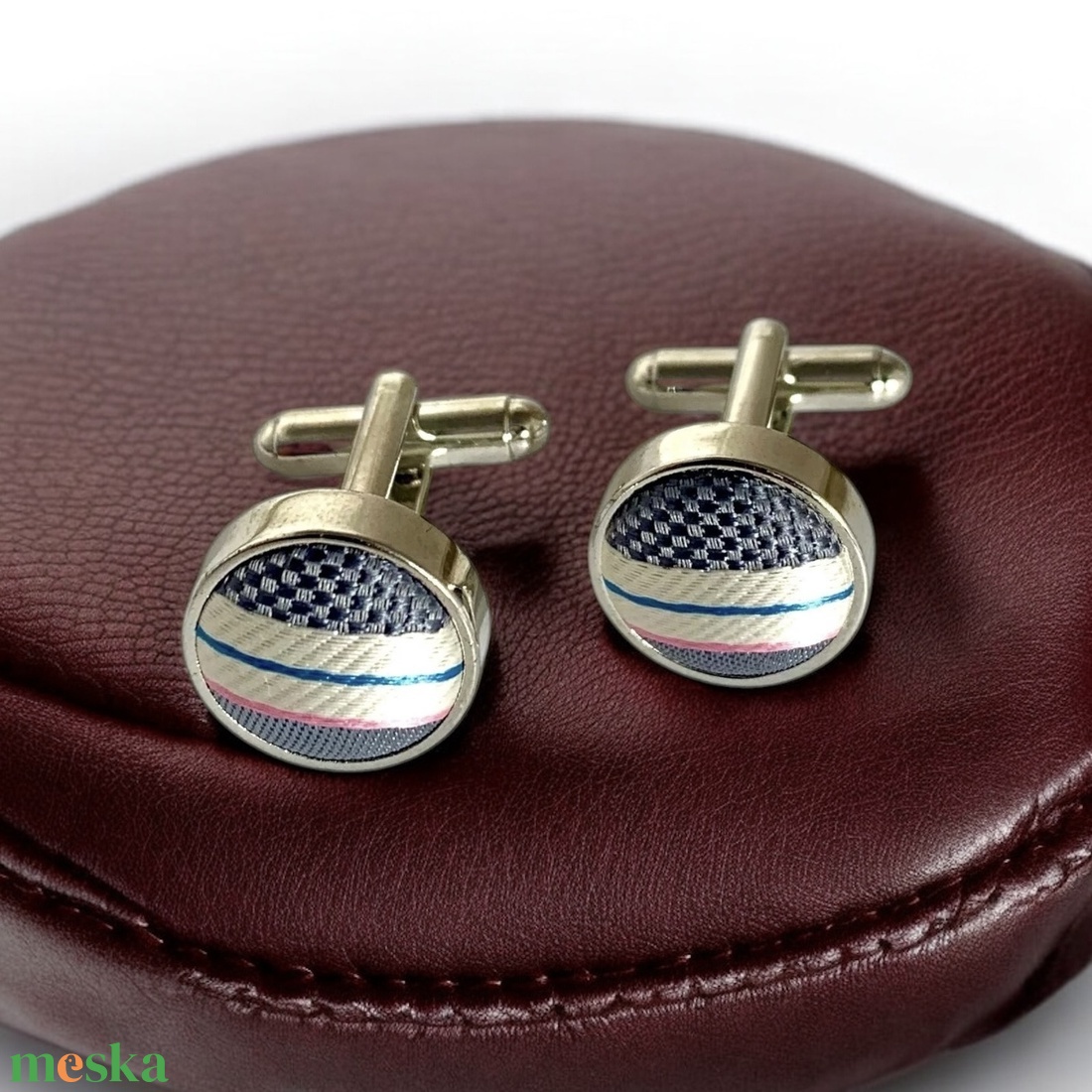 Mandzsettagomb elegáns modern selyemmel bevont acél a '80-as évekből, mandzsetta, férfi ajándék mandzsetta gomb - ékszer - mandzsettagomb és nyakkendőtű - Meska.hu Mandzsettagomb elegáns modern selyemmel bevont acél a '80-as évekből, mandzsetta, férfi ajándék mandzsetta gomb - ékszer - mandzsettagomb és nyakkendőtű - Meska.hu