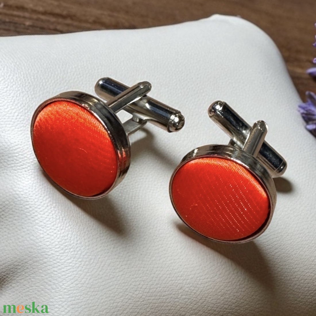 Elegáns selyemmel bevont vintage acél mandzsettagomb a '80-as évekből, mandzsetta, férfi ajándék mandzsetta gomb uraknak - ékszer - mandzsettagomb és nyakkendőtű - Meska.hu Elegáns selyemmel bevont vintage acél mandzsettagomb a '80-as évekből, mandzsetta, férfi ajándék mandzsetta gomb uraknak - ékszer - mandzsettagomb és nyakkendőtű - Meska.hu