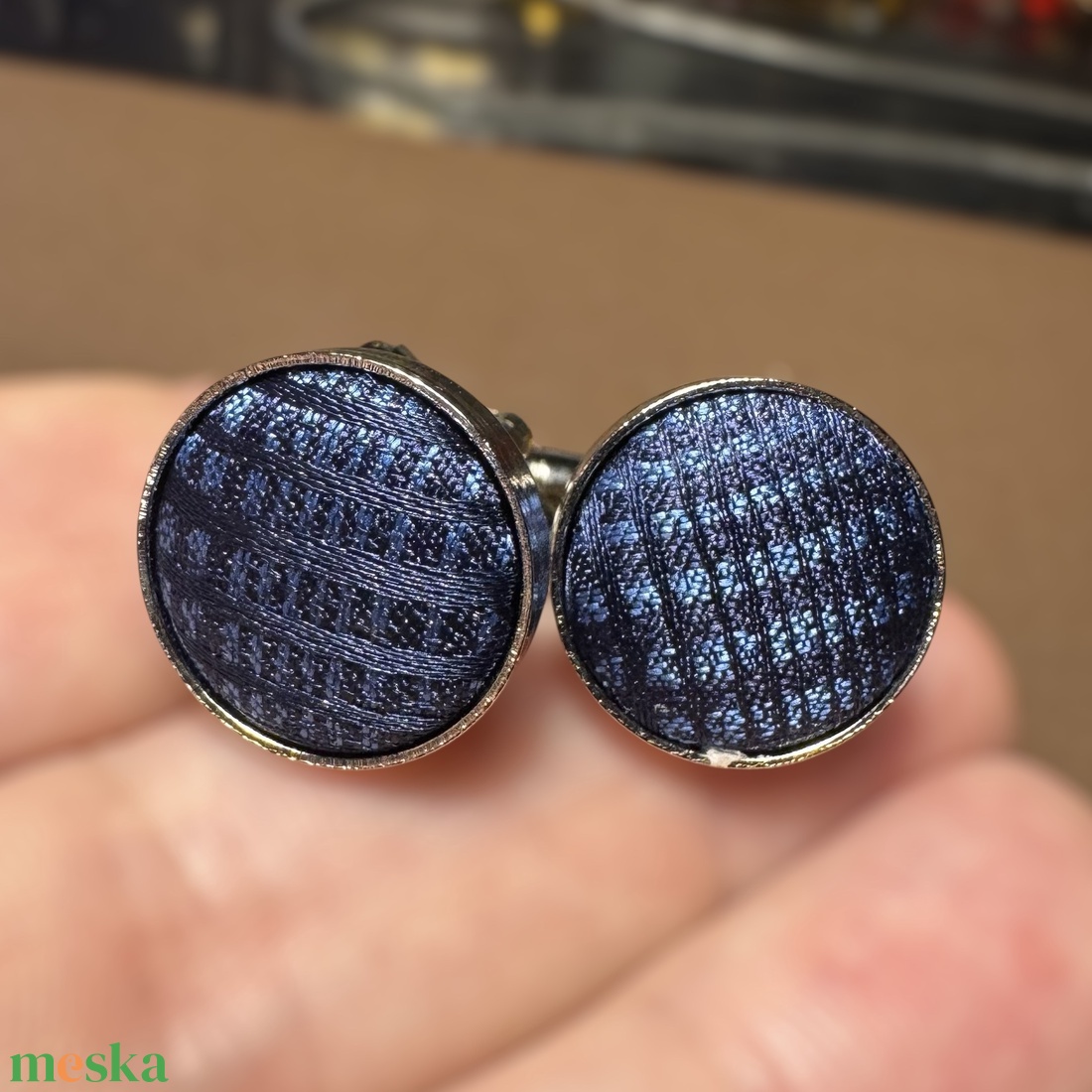 Elegáns selyemmel bevont vintage acél mandzsettagomb a '80-as évekből, mandzsetta, férfi ajándék mandzsetta gomb uraknak - ékszer - mandzsettagomb és nyakkendőtű - Meska.hu Elegáns selyemmel bevont vintage acél mandzsettagomb a '80-as évekből, mandzsetta, férfi ajándék mandzsetta gomb uraknak - ékszer - mandzsettagomb és nyakkendőtű - Meska.hu