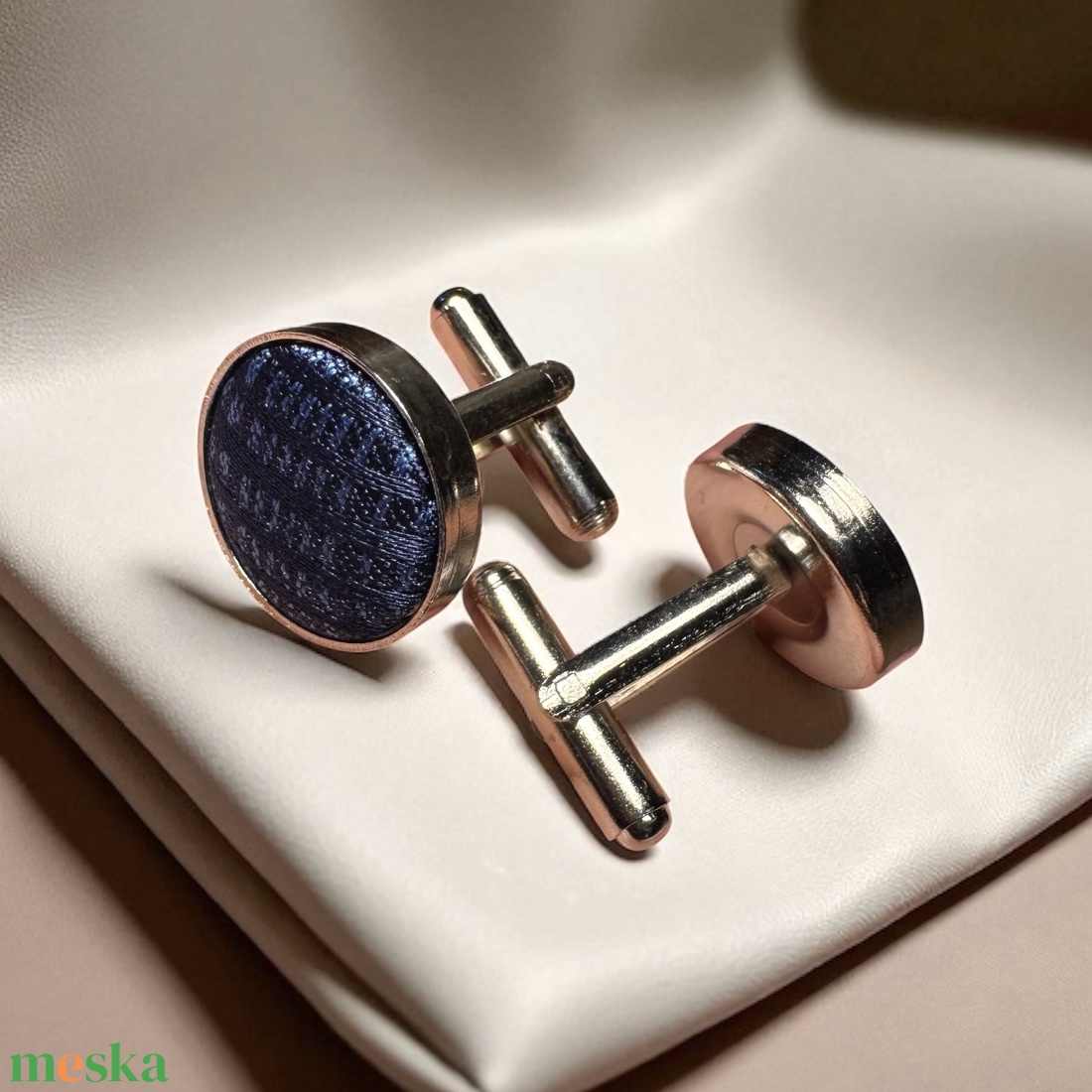 Elegáns selyemmel bevont vintage acél mandzsettagomb a '80-as évekből, mandzsetta, férfi ajándék mandzsetta gomb uraknak - ékszer - mandzsettagomb és nyakkendőtű - Meska.hu Elegáns selyemmel bevont vintage acél mandzsettagomb a '80-as évekből, mandzsetta, férfi ajándék mandzsetta gomb uraknak - ékszer - mandzsettagomb és nyakkendőtű - Meska.hu