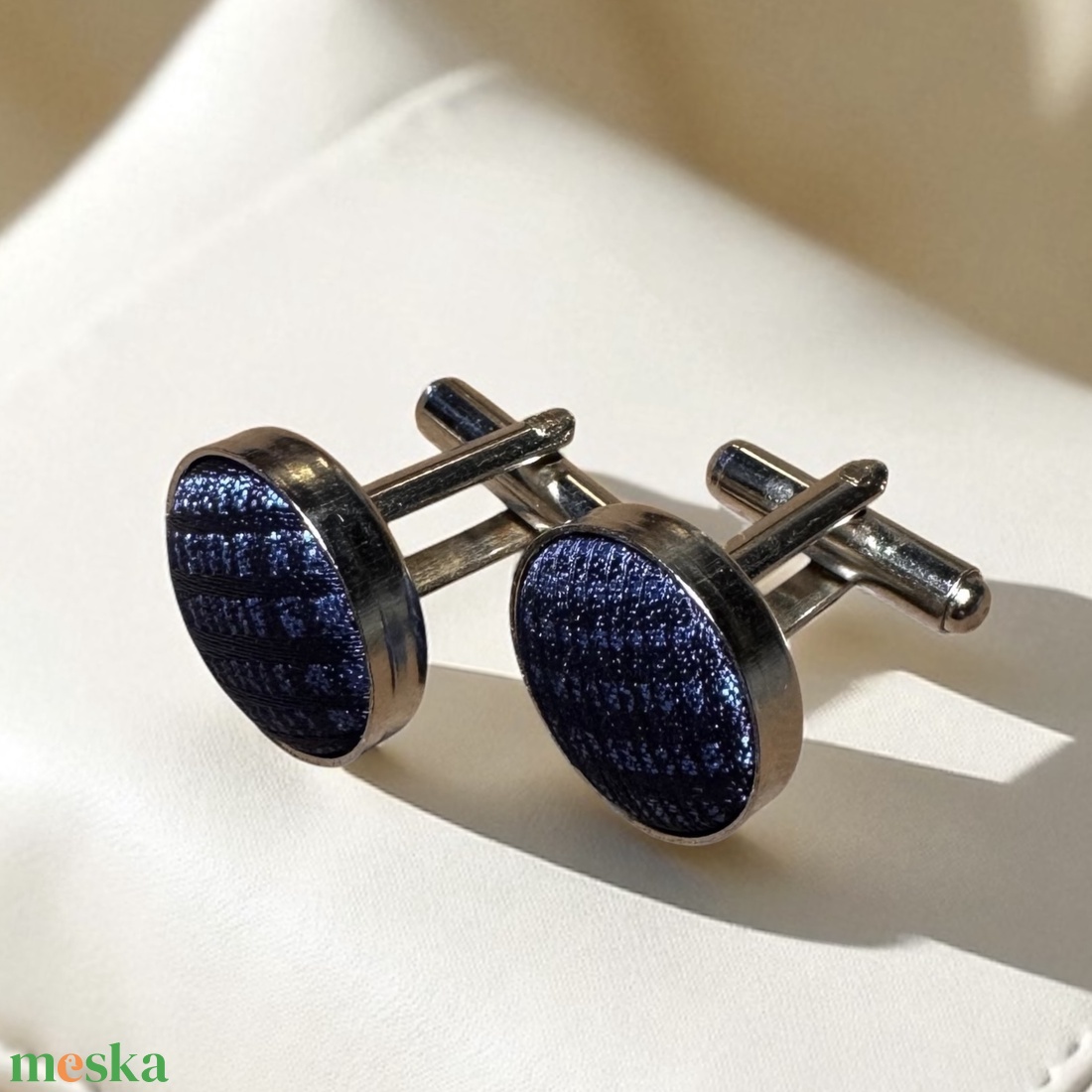 Elegáns selyemmel bevont vintage acél mandzsettagomb a '80-as évekből, mandzsetta, férfi ajándék mandzsetta gomb uraknak - ékszer - mandzsettagomb és nyakkendőtű - Meska.hu Elegáns selyemmel bevont vintage acél mandzsettagomb a '80-as évekből, mandzsetta, férfi ajándék mandzsetta gomb uraknak - ékszer - mandzsettagomb és nyakkendőtű - Meska.hu