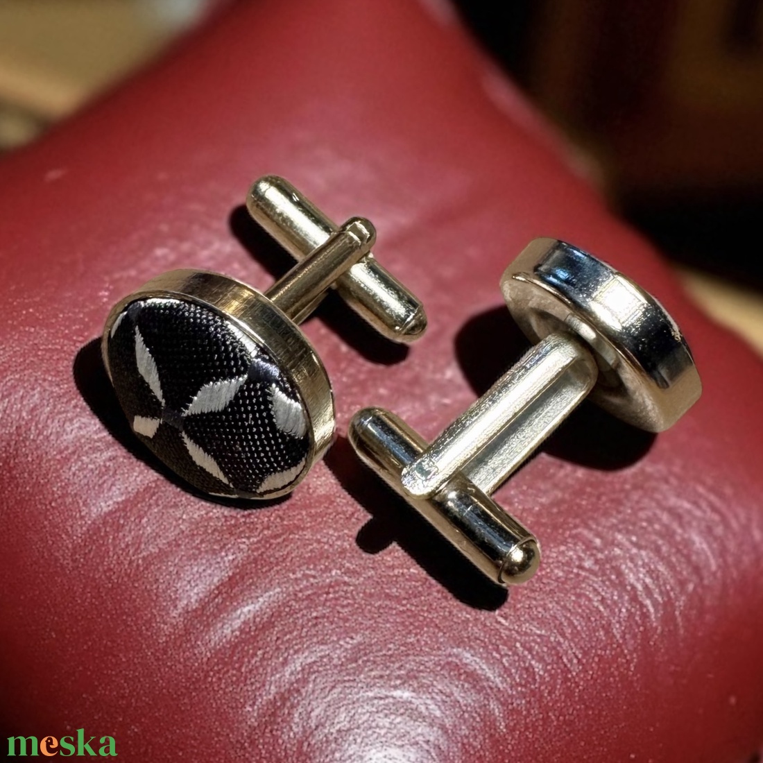 Elegáns selyemmel bevont vintage acél mandzsettagomb a '80-as évekből, mandzsetta, férfi ajándék mandzsetta gomb uraknak - ékszer - mandzsettagomb és nyakkendőtű - Meska.hu Elegáns selyemmel bevont vintage acél mandzsettagomb a '80-as évekből, mandzsetta, férfi ajándék mandzsetta gomb uraknak - ékszer - mandzsettagomb és nyakkendőtű - Meska.hu