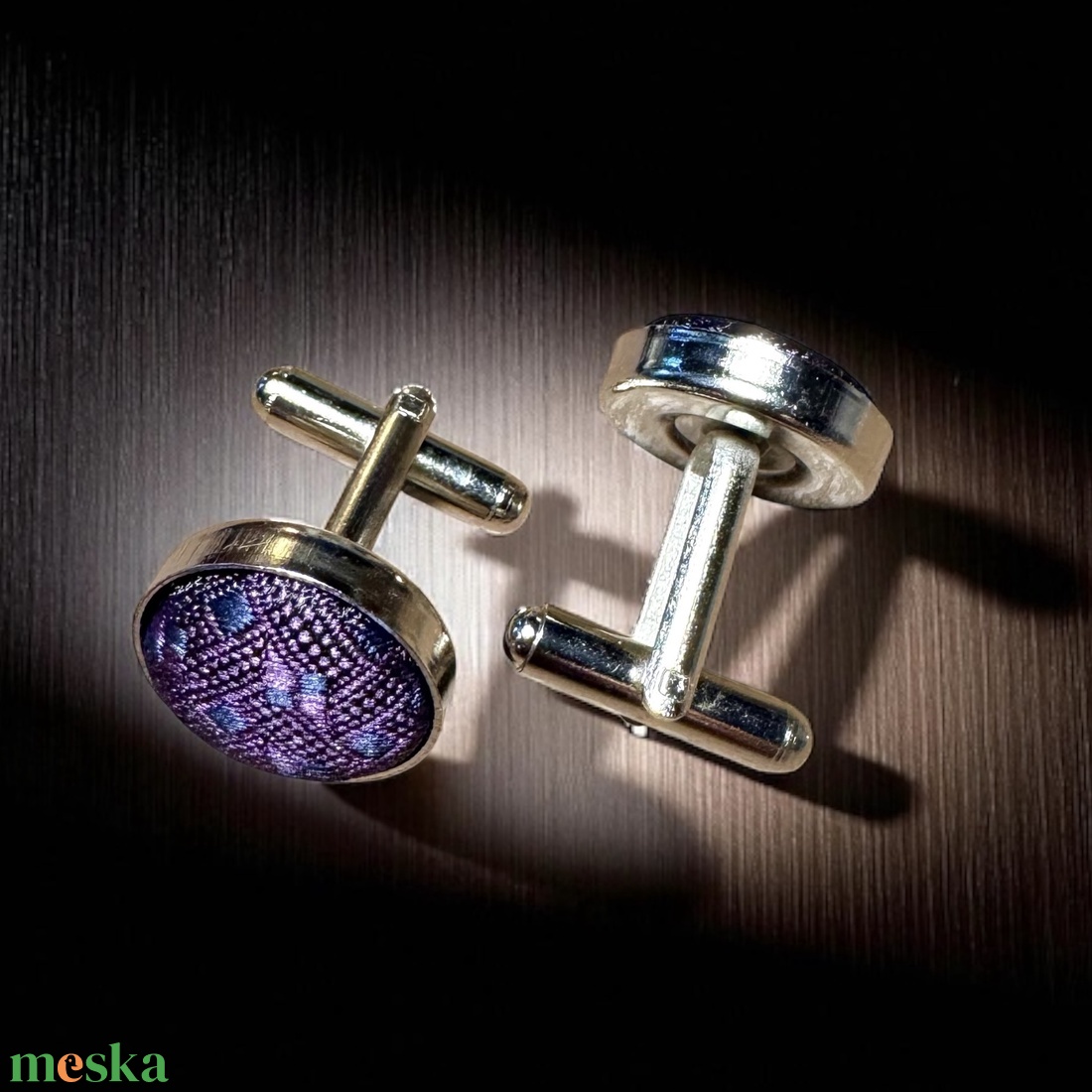 Elegáns selyemmel bevont vintage acél mandzsettagomb a '80-as évekből, mandzsetta, férfi ajándék mandzsetta gomb uraknak - ékszer - mandzsettagomb és nyakkendőtű - Meska.hu Elegáns selyemmel bevont vintage acél mandzsettagomb a '80-as évekből, mandzsetta, férfi ajándék mandzsetta gomb uraknak - ékszer - mandzsettagomb és nyakkendőtű - Meska.hu