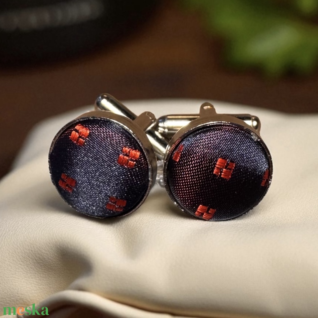 Elegáns selyemmel bevont vintage acél mandzsettagomb a '80-as évekből, mandzsetta, férfi ajándék mandzsetta gomb uraknak - ékszer - mandzsettagomb és nyakkendőtű - Meska.hu