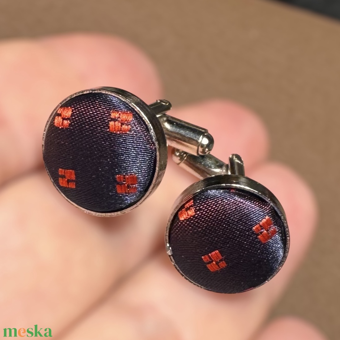 Elegáns selyemmel bevont vintage acél mandzsettagomb a '80-as évekből, mandzsetta, férfi ajándék mandzsetta gomb uraknak - ékszer - mandzsettagomb és nyakkendőtű - Meska.hu