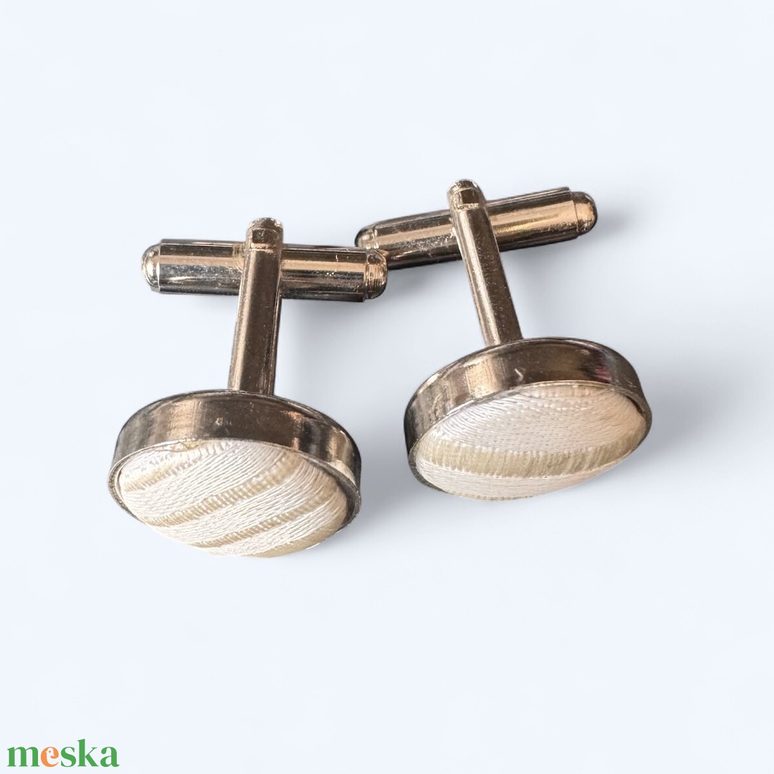 Elegáns selyemmel bevont vintage acél mandzsettagomb a '80-as évekből, mandzsetta, férfi ajándék mandzsetta gomb uraknak - ékszer - mandzsettagomb és nyakkendőtű - Meska.hu Elegáns selyemmel bevont vintage acél mandzsettagomb a '80-as évekből, mandzsetta, férfi ajándék mandzsetta gomb uraknak - ékszer - mandzsettagomb és nyakkendőtű - Meska.hu