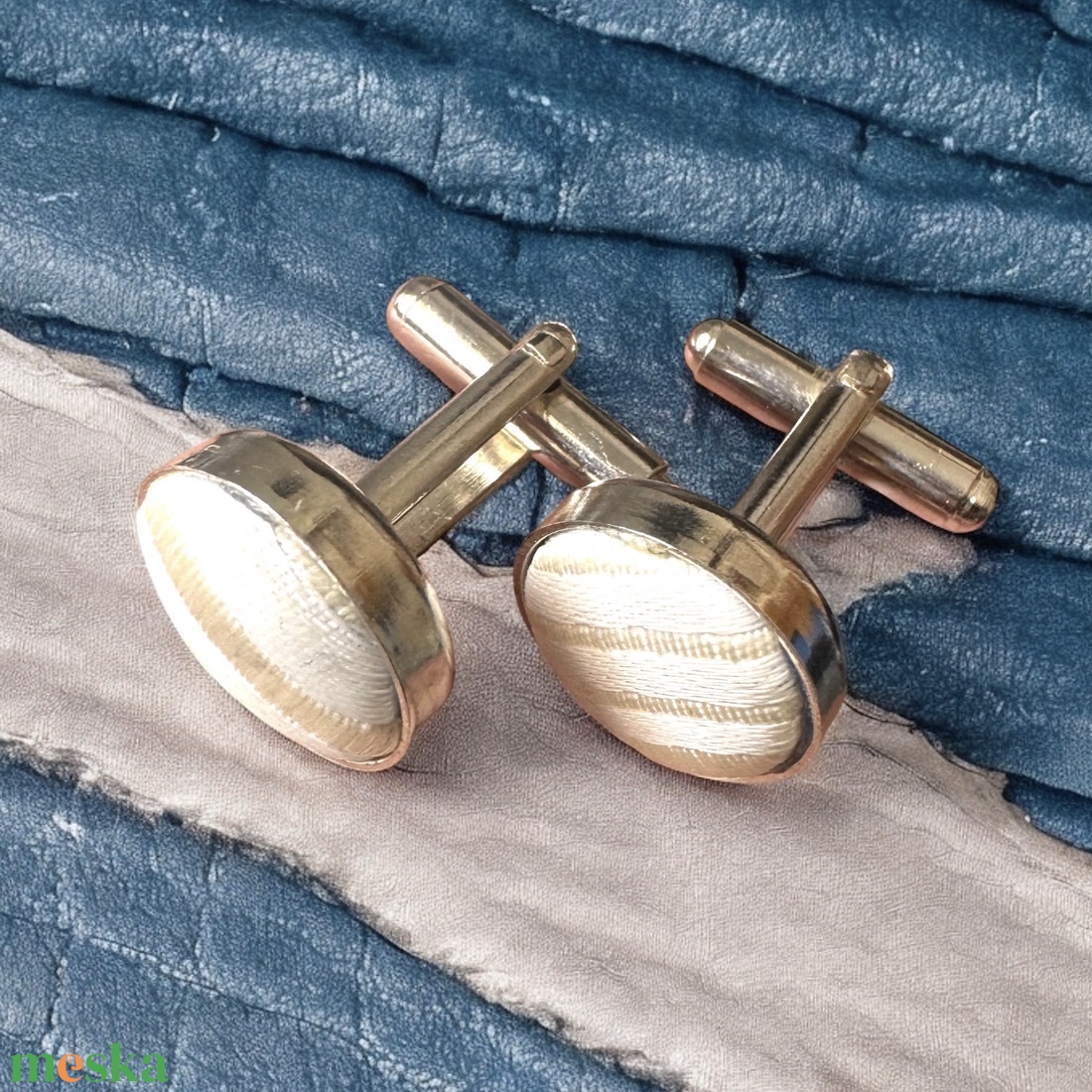 Elegáns selyemmel bevont vintage acél mandzsettagomb a '80-as évekből, mandzsetta, férfi ajándék mandzsetta gomb uraknak - ékszer - mandzsettagomb és nyakkendőtű - Meska.hu Elegáns selyemmel bevont vintage acél mandzsettagomb a '80-as évekből, mandzsetta, férfi ajándék mandzsetta gomb uraknak - ékszer - mandzsettagomb és nyakkendőtű - Meska.hu