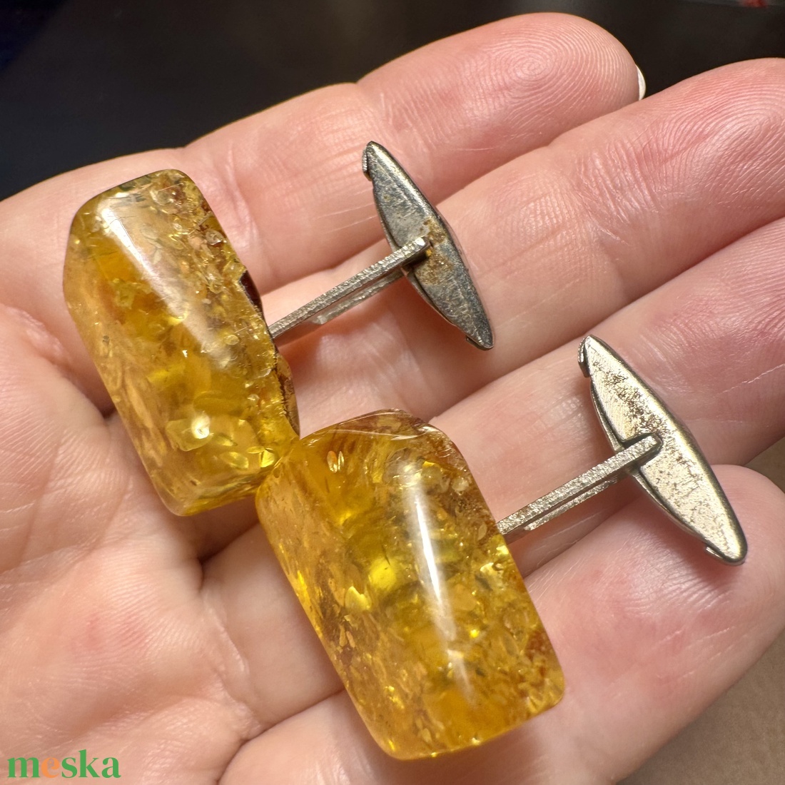 Régi balti borostyán mandzsettagomb, vintage mandzsetta, elegáns mandzsetta 60as évekből, férfi ajándék mandzsetta gomb - ékszer - mandzsettagomb és nyakkendőtű - Meska.hu Régi balti borostyán mandzsettagomb, vintage mandzsetta, elegáns mandzsetta 60as évekből, férfi ajándék mandzsetta gomb - ékszer - mandzsettagomb és nyakkendőtű - Meska.hu