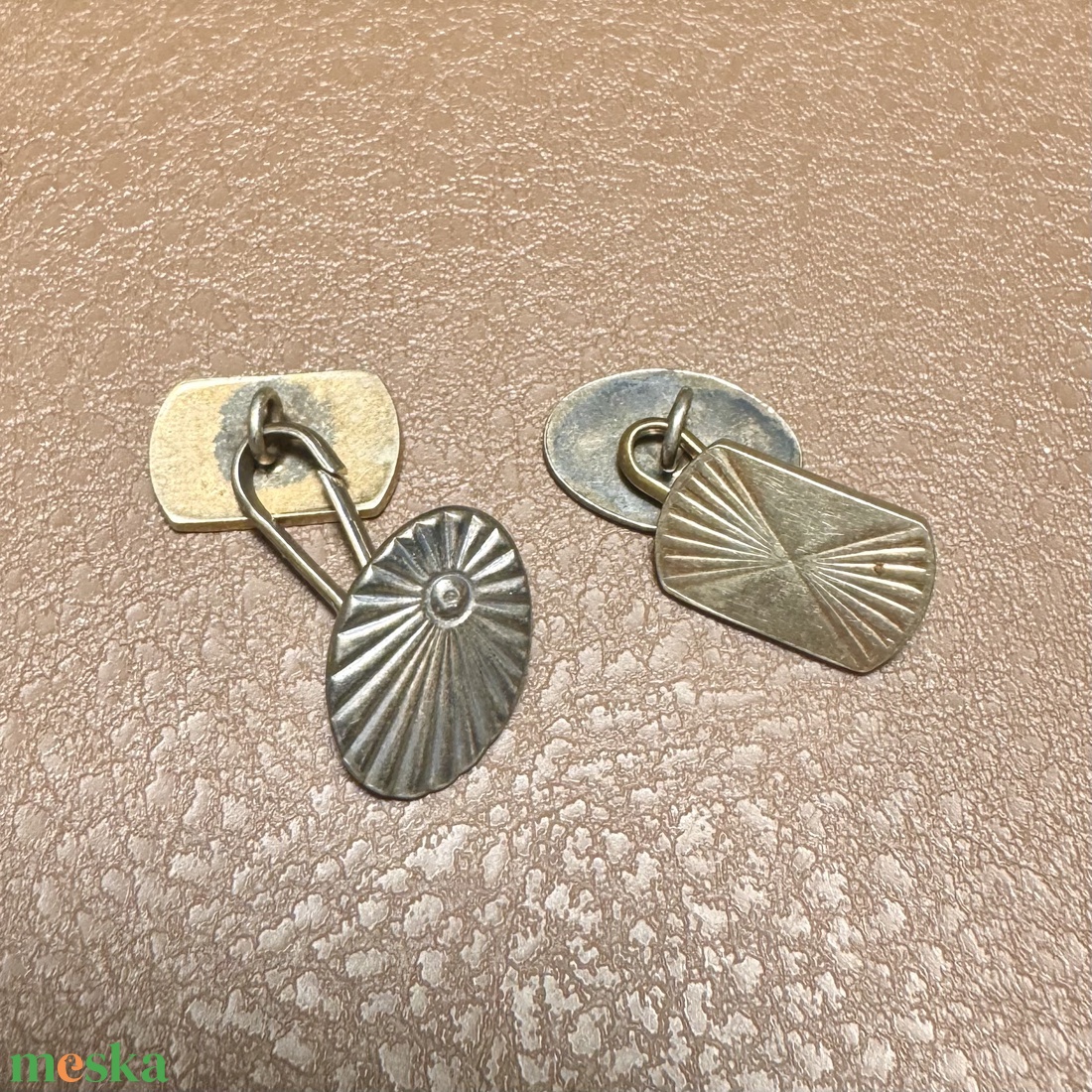 Art-Deco fém mandzsetták, egyedi retro fém mandzsettagomb a '60-as '70-es évekből, elegáns ajándéktárgy férfinak! - ékszer - mandzsettagomb és nyakkendőtű - Meska.hu Art-Deco fém mandzsetták, egyedi retro fém mandzsettagomb a '60-as '70-es évekből, elegáns ajándéktárgy férfinak! - ékszer - mandzsettagomb és nyakkendőtű - Meska.hu