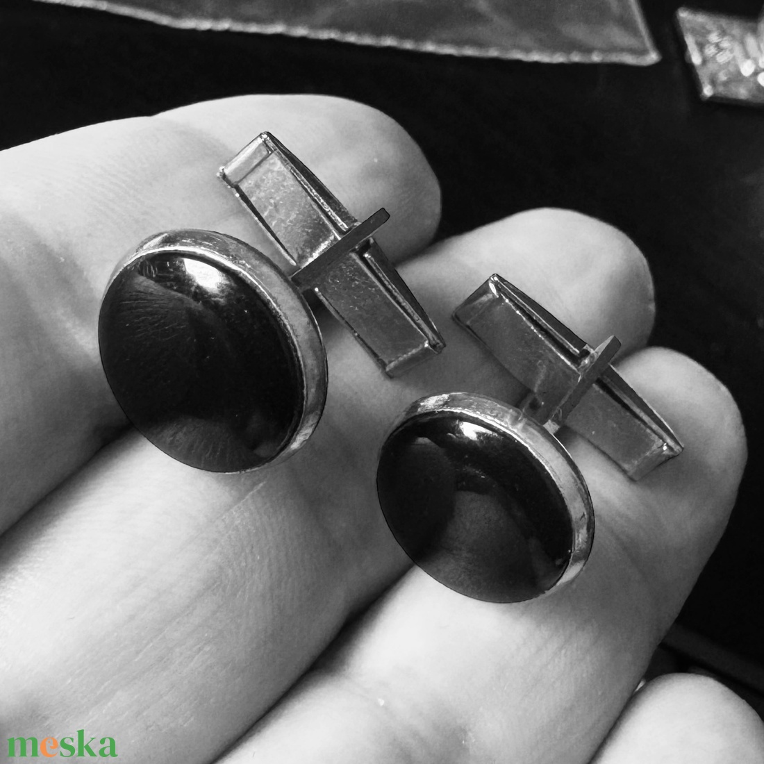 Extravagáns egyedi retro fém mandzsettagomb a '60-as '70-es évekből, csillogó acélból, elegáns ajándéktárgy férfinak! - ékszer - mandzsettagomb és nyakkendőtű - Meska.hu Extravagáns egyedi retro fém mandzsettagomb a '60-as '70-es évekből, csillogó acélból, elegáns ajándéktárgy férfinak! - ékszer - mandzsettagomb és nyakkendőtű - Meska.hu