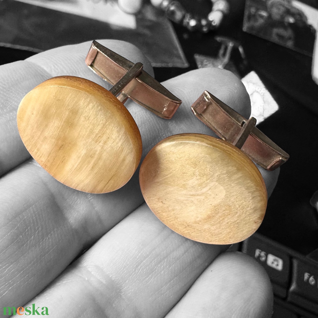 Extravagáns egyedi retro fém mandzsettagomb a '60-as '70-es évekből, csillogó acélból, elegáns ajándéktárgy férfinak! - ékszer - mandzsettagomb és nyakkendőtű - Meska.hu Extravagáns egyedi retro fém mandzsettagomb a '60-as '70-es évekből, csillogó acélból, elegáns ajándéktárgy férfinak! - ékszer - mandzsettagomb és nyakkendőtű - Meska.hu