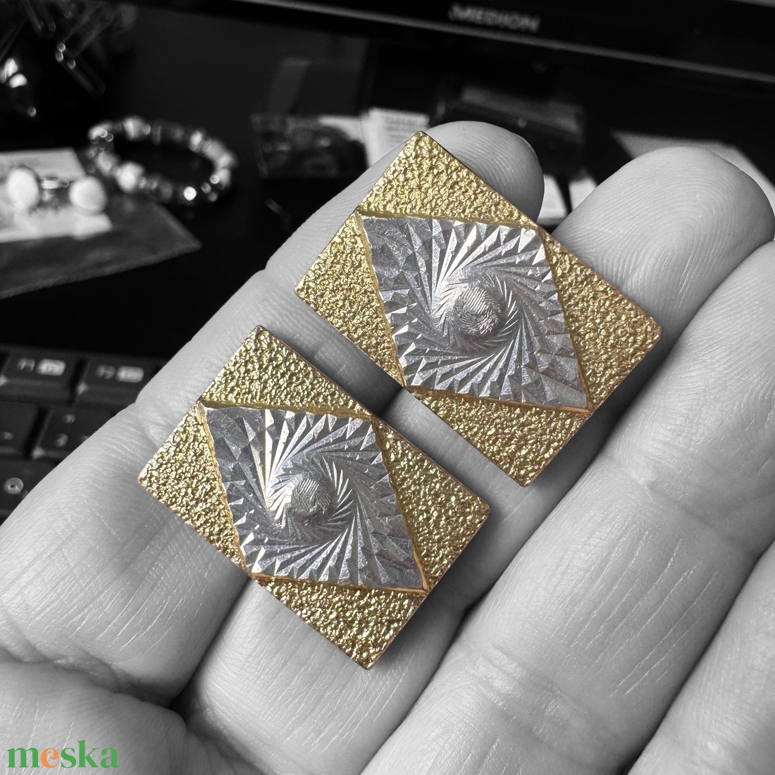 Extravagáns egyedi retro fém mandzsettagomb a '60-as '70-es évekből, csillogó acélból, elegáns ajándéktárgy férfinak! - ékszer - mandzsettagomb és nyakkendőtű - Meska.hu Extravagáns egyedi retro fém mandzsettagomb a '60-as '70-es évekből, csillogó acélból, elegáns ajándéktárgy férfinak! - ékszer - mandzsettagomb és nyakkendőtű - Meska.hu