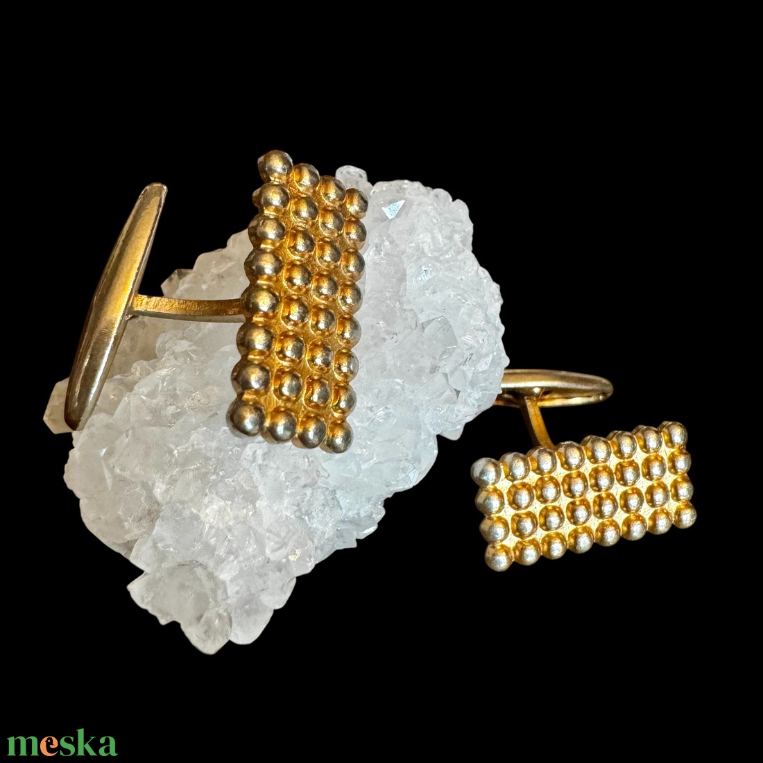 Extravagáns egyedi retro fém mandzsettagomb a '60-as '70-es évekből, csillogó acélból, elegáns ajándéktárgy férfinak! - ékszer - mandzsettagomb és nyakkendőtű - Meska.hu Extravagáns egyedi retro fém mandzsettagomb a '60-as '70-es évekből, csillogó acélból, elegáns ajándéktárgy férfinak! - ékszer - mandzsettagomb és nyakkendőtű - Meska.hu