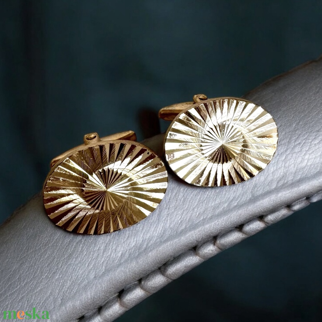 Extravagáns egyedi retro fém mandzsettagomb a '60-as '70-es évekből, csillogó acélból, elegáns ajándéktárgy férfinak! - ékszer - mandzsettagomb és nyakkendőtű - Meska.hu Extravagáns egyedi retro fém mandzsettagomb a '60-as '70-es évekből, csillogó acélból, elegáns ajándéktárgy férfinak! - ékszer - mandzsettagomb és nyakkendőtű - Meska.hu