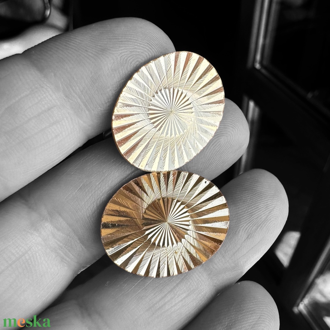 Extravagáns egyedi retro fém mandzsettagomb a '60-as '70-es évekből, csillogó acélból, elegáns ajándéktárgy férfinak! - ékszer - mandzsettagomb és nyakkendőtű - Meska.hu Extravagáns egyedi retro fém mandzsettagomb a '60-as '70-es évekből, csillogó acélból, elegáns ajándéktárgy férfinak! - ékszer - mandzsettagomb és nyakkendőtű - Meska.hu