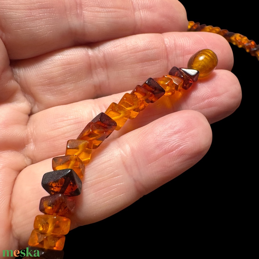 Eredeti balti borostyán nyaklánc apró, szögletesre csiszolt szemekből, 44 cm borostyán nyakék - ékszer - nyaklánc - medál - Meska.hu