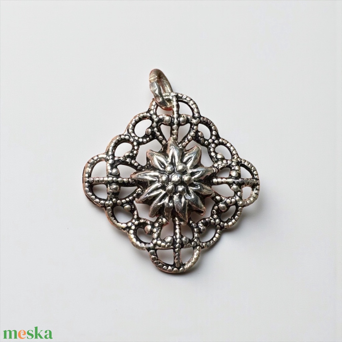 EZÜST vagy ezüstözött virág medál vintage fém medál, ékszer az 1970/80-as évekből, medál nyakláncra csillogó fémből  - ékszer - nyaklánc - medál - Meska.hu