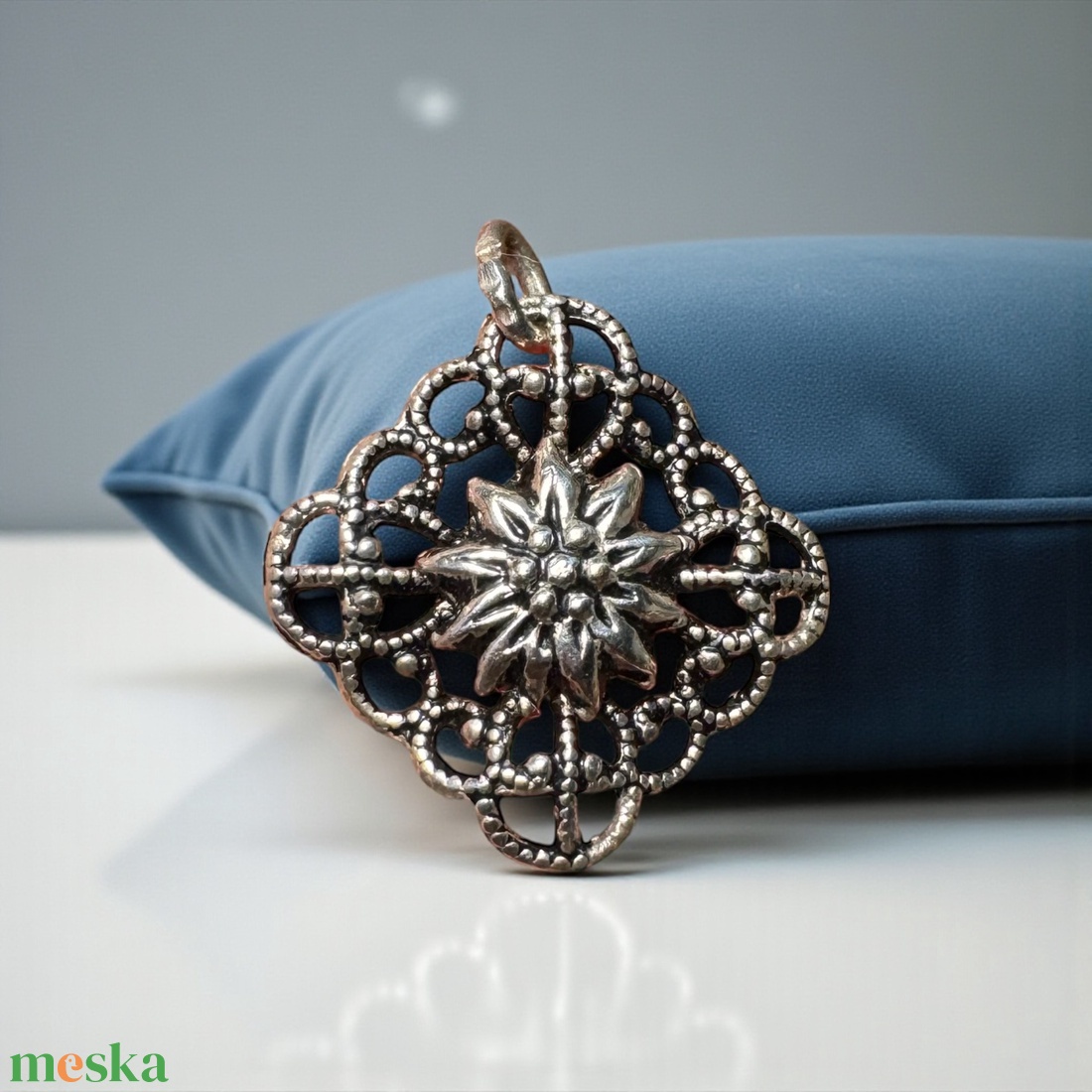 EZÜST vagy ezüstözött virág medál vintage fém medál, ékszer az 1970/80-as évekből, medál nyakláncra csillogó fémből  - ékszer - nyaklánc - medál - Meska.hu