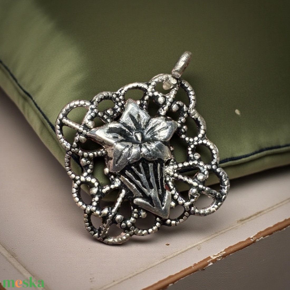 EZÜST vagy ezüstözött virág medál vintage fém medál, ékszer az 1970/80-as évekből, medál nyakláncra csillogó fémből  - ékszer - nyaklánc - medál - Meska.hu