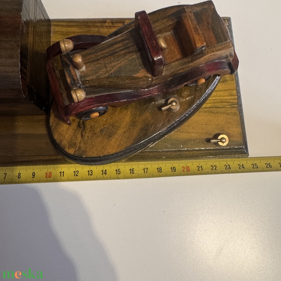 Oldtimer autó és fa láda, fából készült kézműves íróasztal dísz, régi autó mintás dísz 11x25 cm handmade vintage autó - otthon & életmód - dekoráció - asztal és polc dekoráció - asztaldísz - Meska.hu