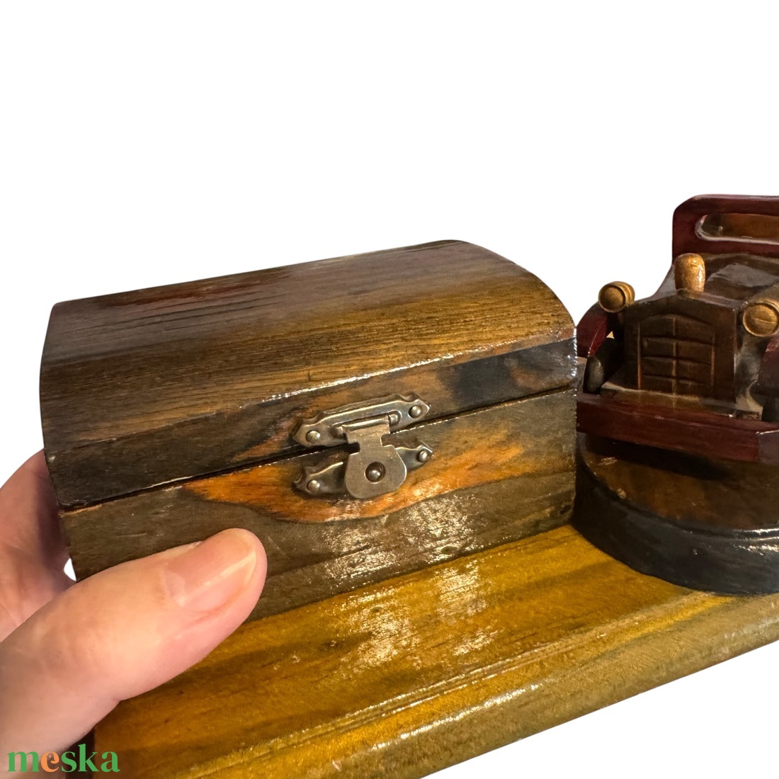 Oldtimer autó és fa láda, fából készült kézműves íróasztal dísz, régi autó mintás dísz 11x25 cm handmade vintage autó - otthon & életmód - dekoráció - asztal és polc dekoráció - asztaldísz - Meska.hu