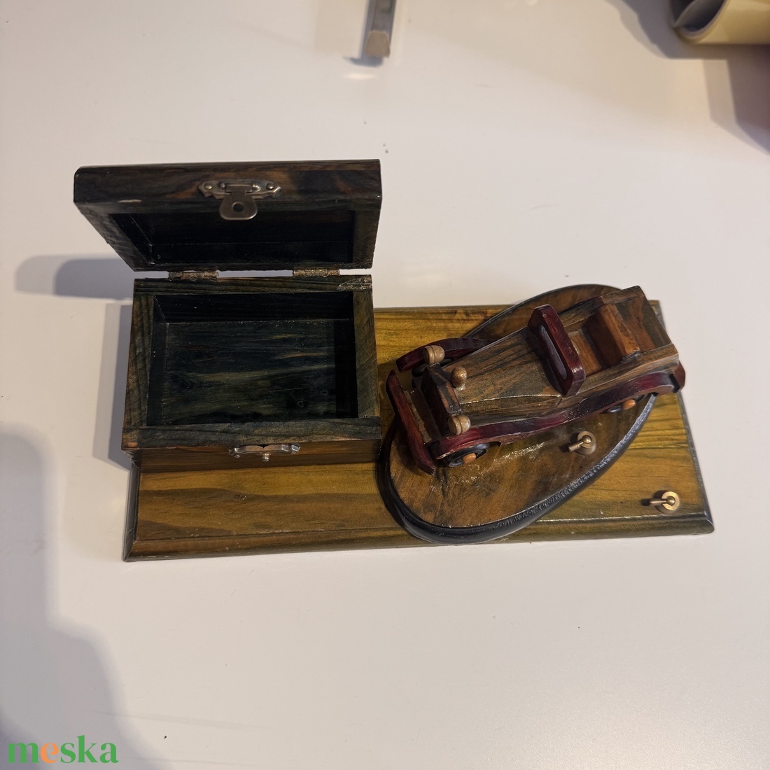 Oldtimer autó és fa láda, fából készült kézműves íróasztal dísz, régi autó mintás dísz 11x25 cm handmade vintage autó - otthon & életmód - dekoráció - asztal és polc dekoráció - asztaldísz - Meska.hu
