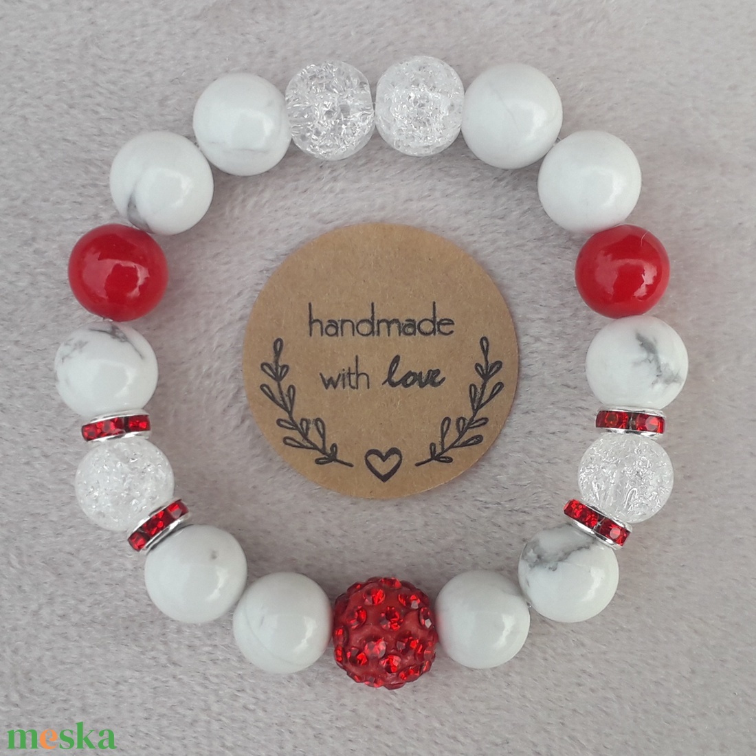 Hegyikristály - Howlite - Jáspis - Ónix ásványkarkötő piros színű shamballa gömb charmmal - ékszer - karkötő - charm karkötő - Meska.hu