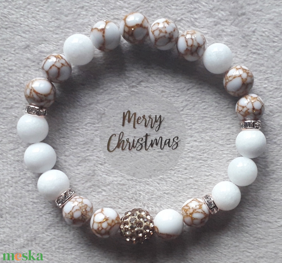 Howlite - Ónix ásványkarkötő arany színű shamballa gömb charmmal - ékszer - karkötő - charm karkötő - Meska.hu