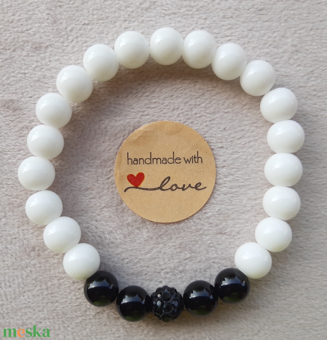 Ónix ásványkarkötő, fekete shamballa charmmal - ékszer - karkötő - charm karkötő - Meska.hu