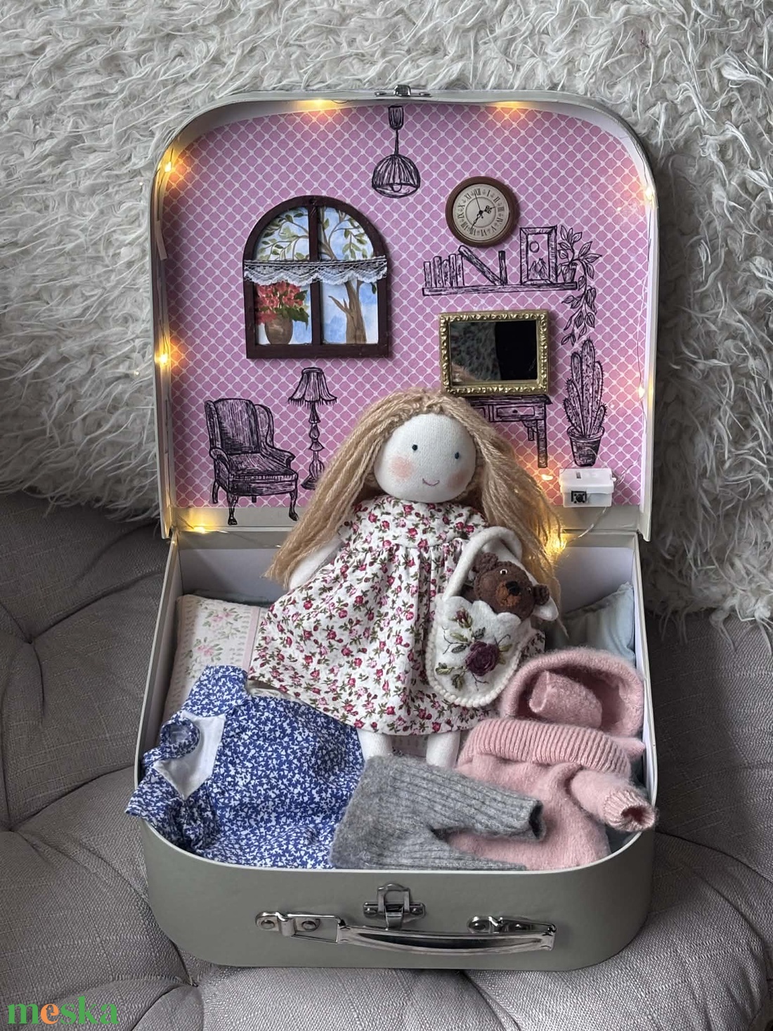 Öltöztethető baba világító koffer babaházban - játék & sport - baba & babaház - baba - Meska.hu