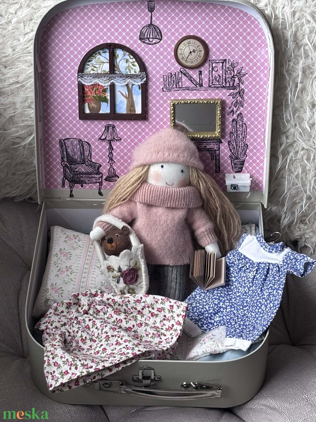 Öltöztethető baba világító koffer babaházban - játék & sport - baba & babaház - baba - Meska.hu