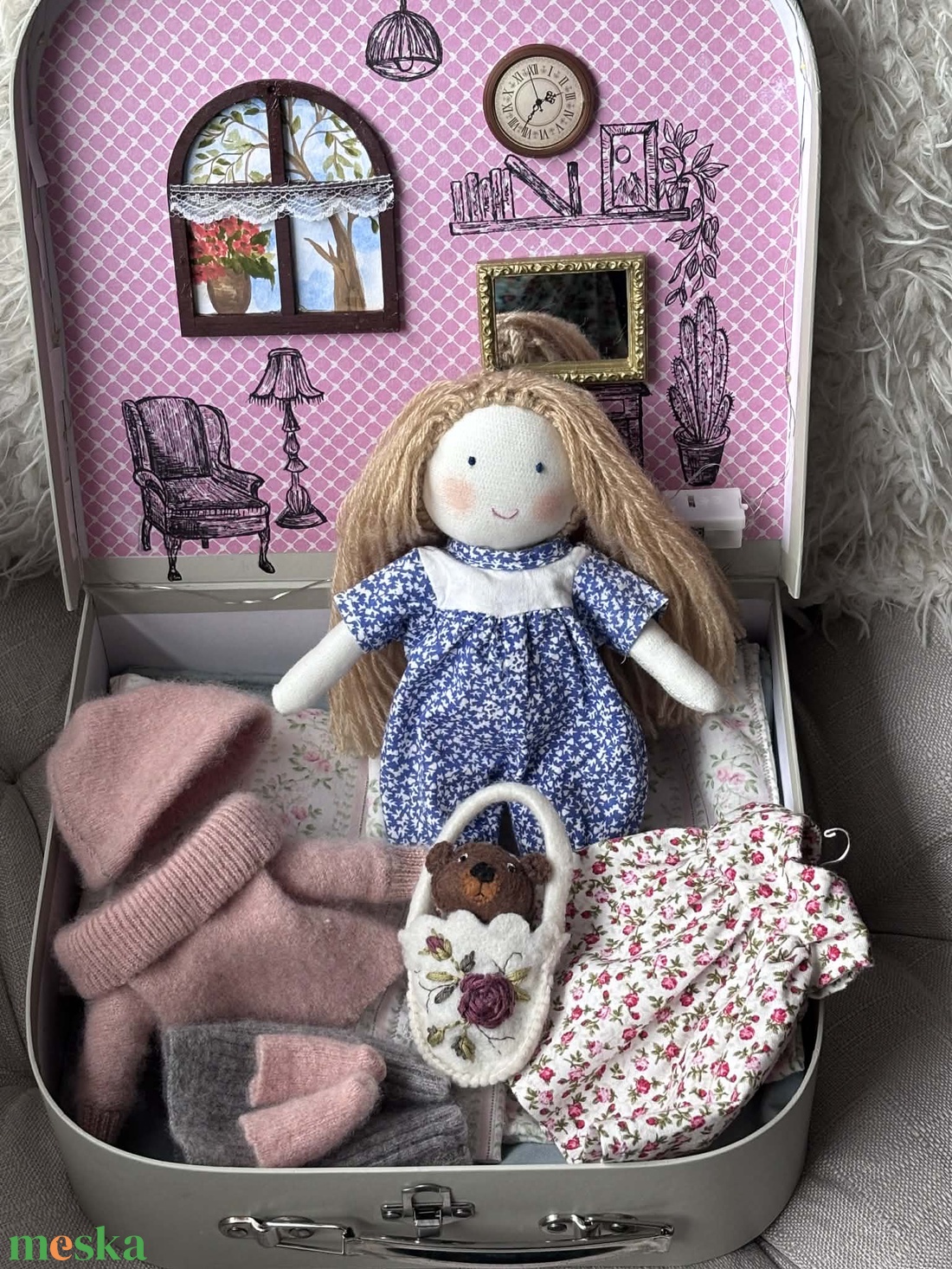 Öltöztethető baba világító koffer babaházban - játék & sport - baba & babaház - baba - Meska.hu