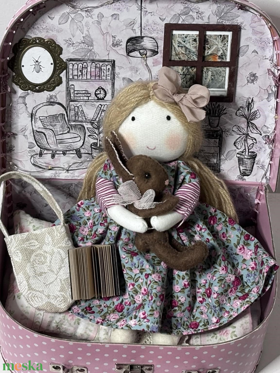 Öltöztethető baba világító koffer babaházban - játék & sport - baba & babaház - baba - Meska.hu