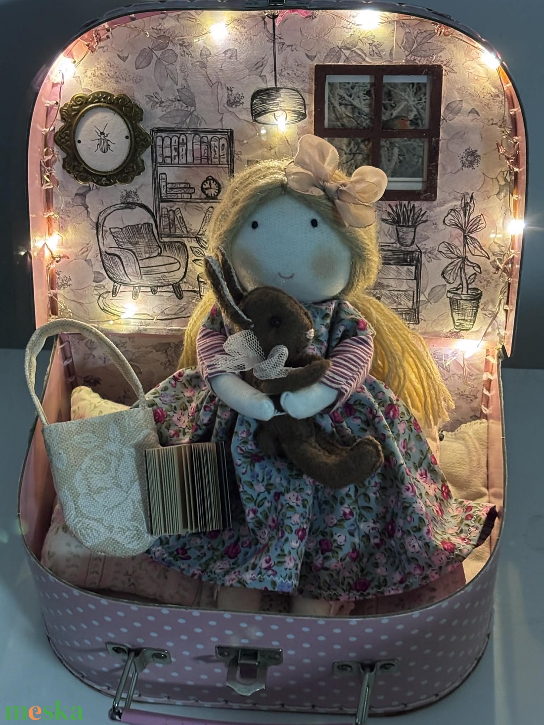 Öltöztethető baba világító koffer babaházban - játék & sport - baba & babaház - baba - Meska.hu